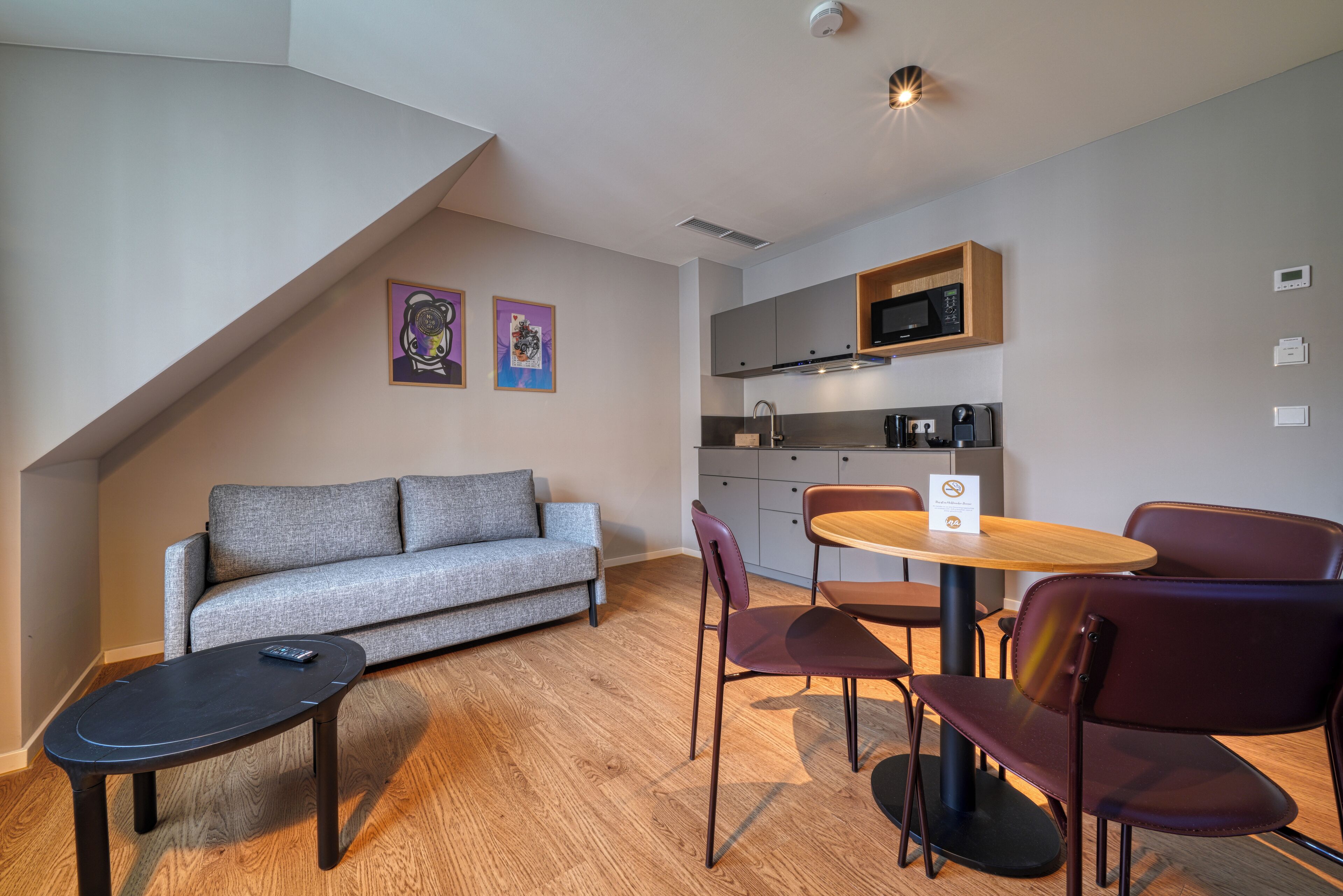 Superior-Studio | Eigene Küche | Kühlschrank, Mikrowelle, Herdplatte, Kochgeschirr/Geschirr/Besteck