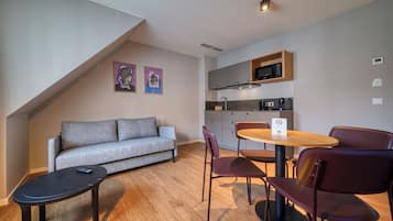 Superior-Studio | Eigene Küche | Kühlschrank, Mikrowelle, Herdplatte, Kochgeschirr/Geschirr/Besteck