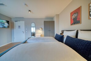 Allergitestade sängkläder, värdeförvaringsskåp på rummet och skrivbord