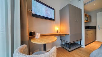 Allergitestade sängkläder, värdeförvaringsskåp på rummet och skrivbord