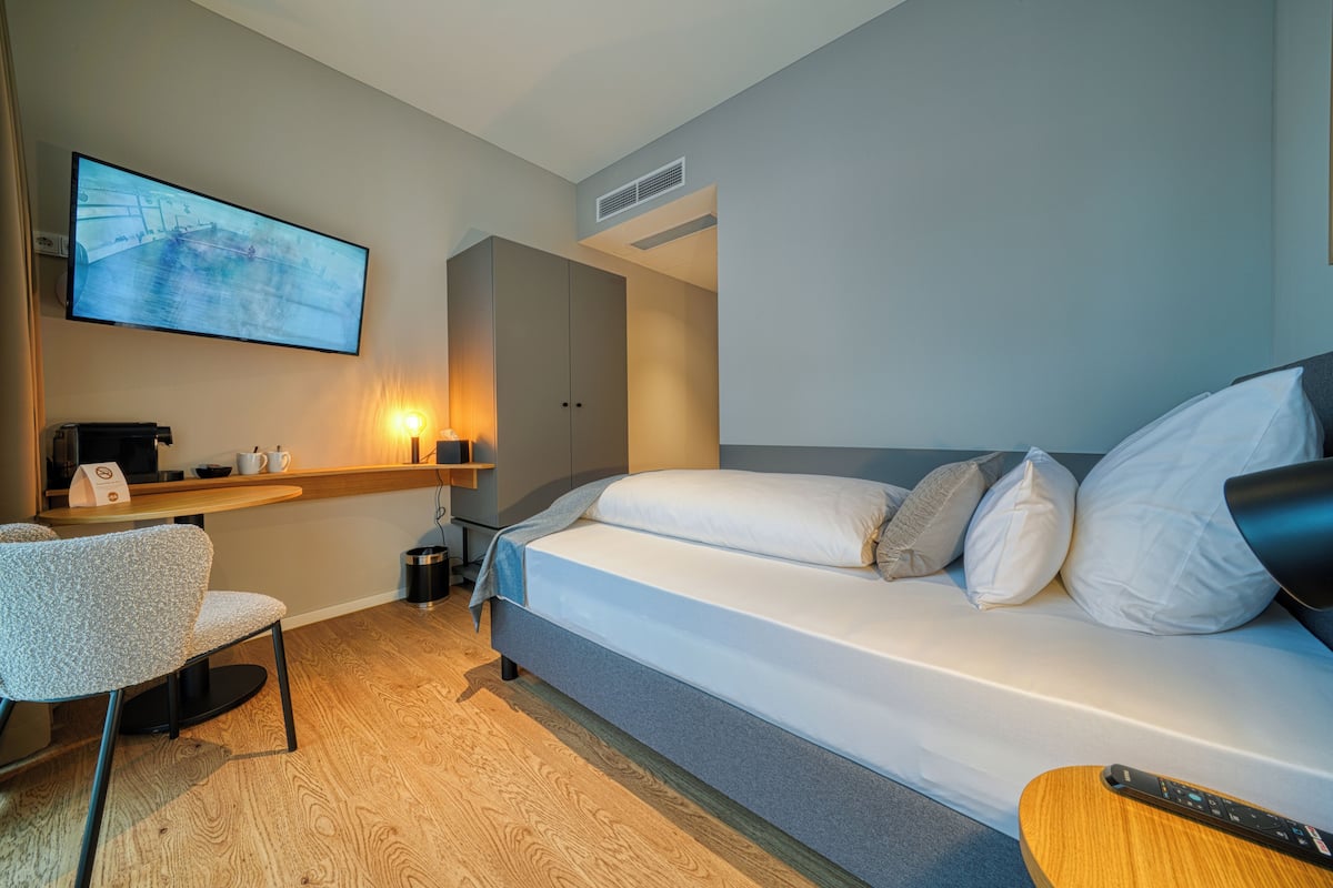 Hypo-allergenic bedding, in-room safe, desk, blackout curtains