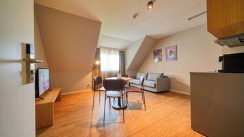Superior-Studio | Essbereich im Zimmer
