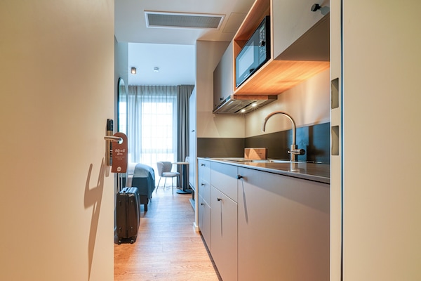 KĂŒhlschrank, Mikrowelle, Herdplatte, Kochgeschirr/Geschirr/Besteck