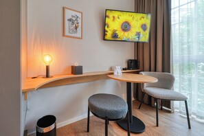 Hypo-allergenic bedding, in-room safe, desk, blackout curtains