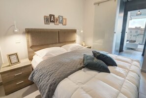 Bureau, fer et planche à repasser, lit de bébé portatif, Wi-Fi