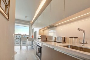 Jääkaappi, kahvin-/teenkeitin, syöttötuoli