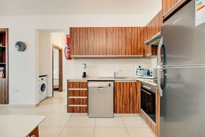 Køleskab, mikrobølgeovn, ovn, kogeplade