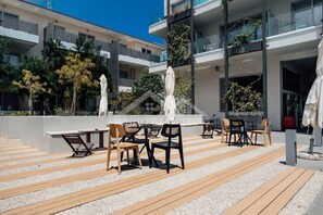 Outdoor dining - SunnyVillas: 2BR Mythical Apt*Swimming Pool*AK04 (Paralimni)