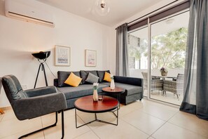 TV - SunnyVillas: 2BR Mythical Apt*Swimming Pool*AK04 (Paralimni)