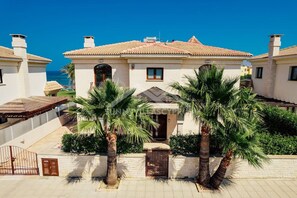 Exterior - SunnyVillas: 4BR Sea Front Villa*Private Pool*BW44 (Paralimni)