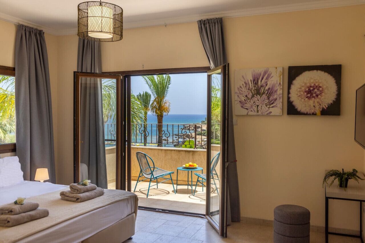 4 makuuhuonetta, työpöytä, silitysrauta/-lauta, vauvan matkasänky