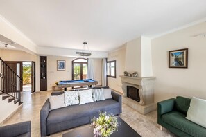 Televisión, chimenea y tenis de mesa 