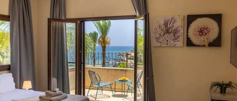 4 bedrooms, desk, iron/ironing board, travel crib