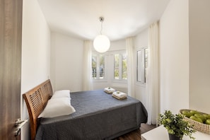 3 chambres, bureau, fer et planche à repasser, lit de bébé portatif