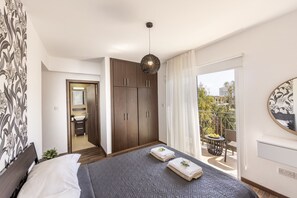 3 soverom, skrivebord, strykejern/-brett og reiseseng for barn