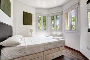 3 Schlafzimmer, Schreibtisch, Bügeleisen/Bügelbrett, Reisekinderbett