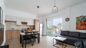 Una cocina moderna con comedor y zona de estar.