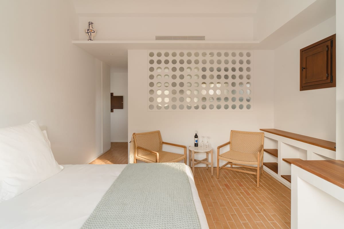 ห้องจูเนียร์สวีท | เครื่องนอนระดับพรีเมียม, ผ้านวมขนเป็ด, ตู้นิรภัยในห้องพัก, โต๊ะทำงาน