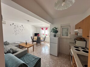 Living area - Charmantes Apartment, 2 Personen , Küche, Doppelbett, Badezimmer mit Dusche (Petrcane)