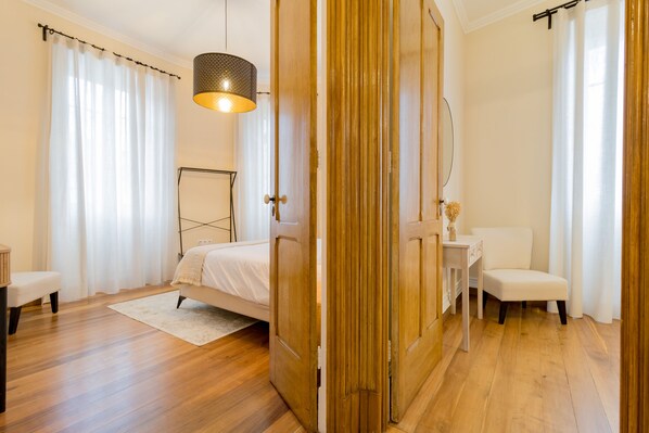 4 bedrooms, desk, iron/ironing board, free WiFi