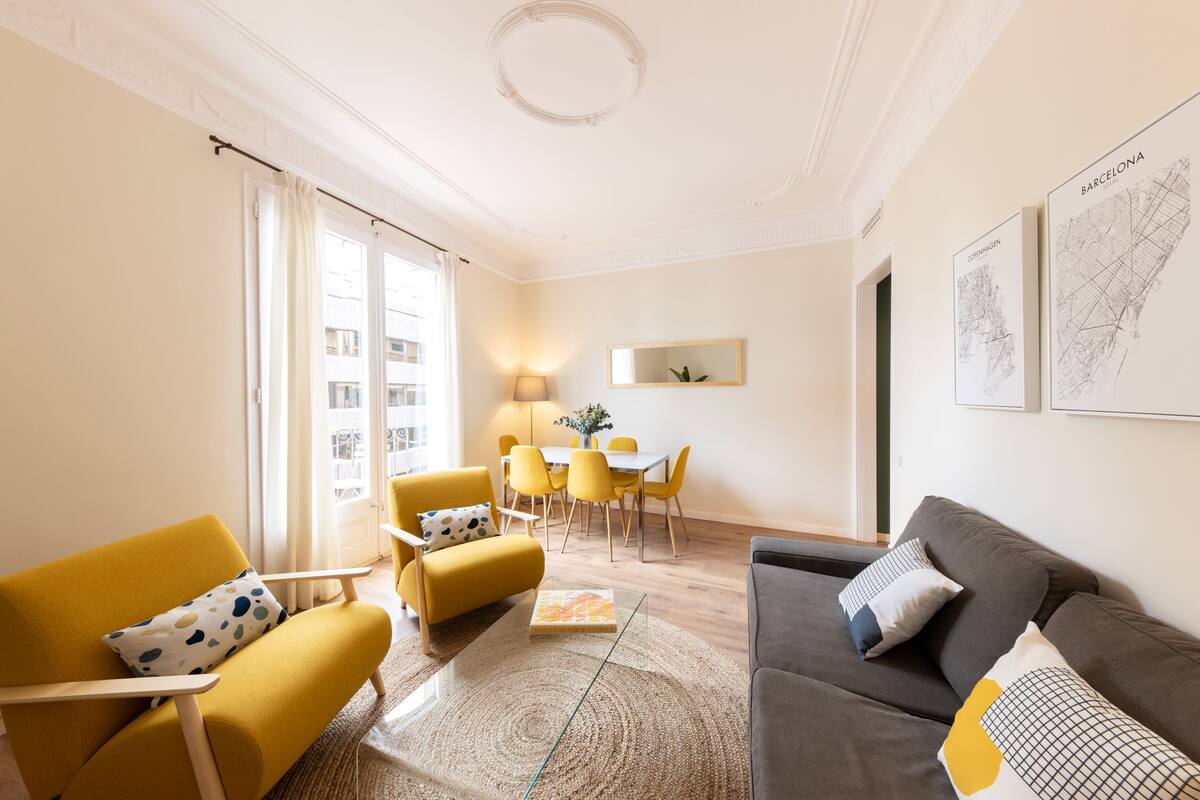 Apartament clàssic | Caixa forta a l'habitació i escriptori 