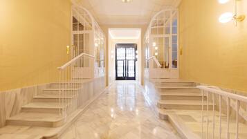 Apartamento clásico | 4 dormitorios, caja fuerte, decoración individual