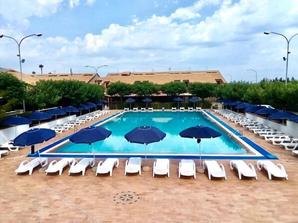 3 piscines extérieures, parasols de plage, chaises longues