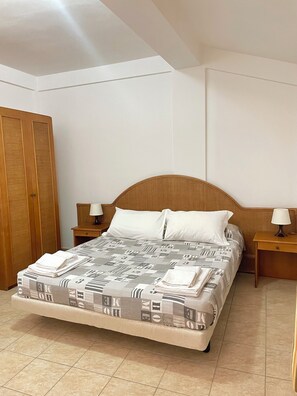 Chambre Confort, 1 lit double et 1 canapé-lit, balcon, vue piscine