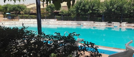 3 piscinas externas, funciona das 9h às 19h, guarda-sóis
