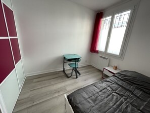 2 chambres, fer et planche à repasser, Wi-Fi, draps fournis