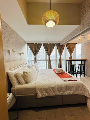 1 bedroom, desk, iron/ironing board, free WiFi - 1BR Luxurious Minimalist in Uptown Parksuites Tower 1 (Taguig)