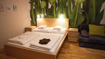 Basic-rum - utsikt mot trädgården | 1 sovrum, skrivbord, arbetsyta för laptop och mörkläggningsgardiner