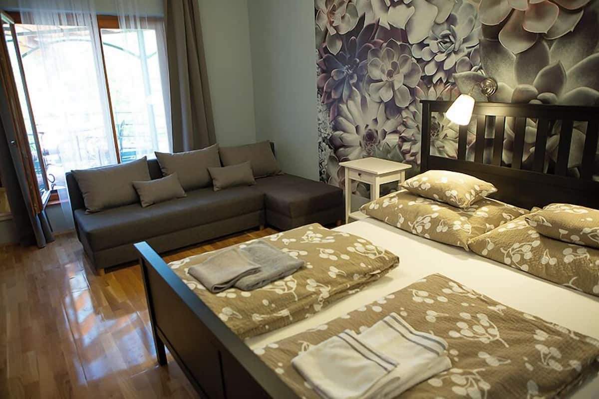 Tremannsrom – familie, terrasse, hageutsikt | Skrivebord, skrivebord for bærbar PC, blendingsgardiner og lydisolert