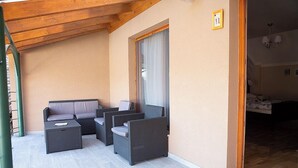Family Triple Room, Patio, Garden View | Terrace/patio - Hunyadi Panzió-Apartman (Makó)
