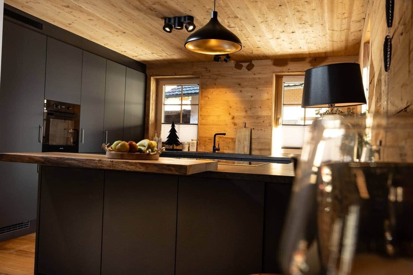 Wasserkocher mit Kaffee-/Teezubehör, Kühlschrank, Ofen, Herdplatte
