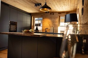 Wasserkocher mit Kaffee-/Teezubehör, Kühlschrank, Ofen, Herdplatte
