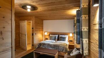 2 bedrooms, desk, iron/ironing board, WiFi (free)