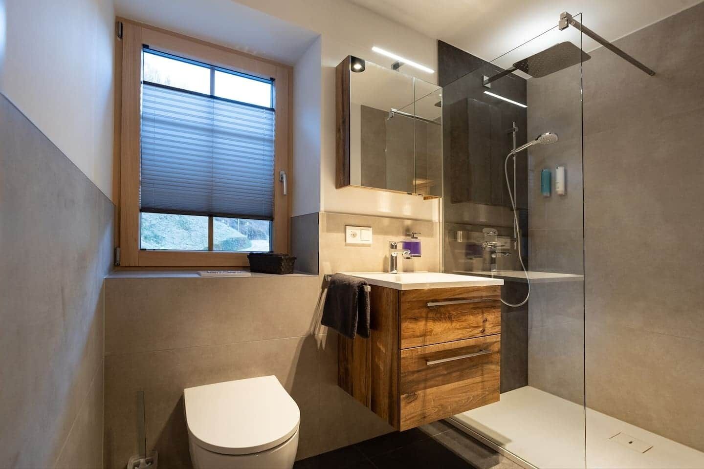 Dusche, kostenlose Toilettenartikel, Haartrockner, Seife