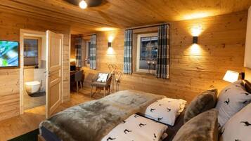2 bedrooms, desk, iron/ironing board, WiFi (free)