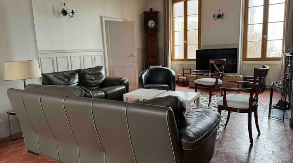 TV, tavolo da ping pong, libri