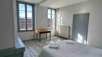 4 bedrooms, desk, iron/ironing board, free WiFi