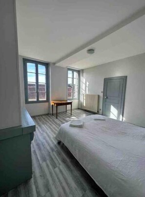 4 bedrooms, desk, iron/ironing board, free WiFi - Maison de Maître de Caractère - Piscine Chauffée (Beugnon)