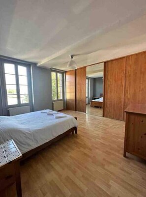 4 bedrooms, desk, iron/ironing board, free WiFi