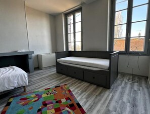 4 bedrooms, desk, iron/ironing board, free WiFi