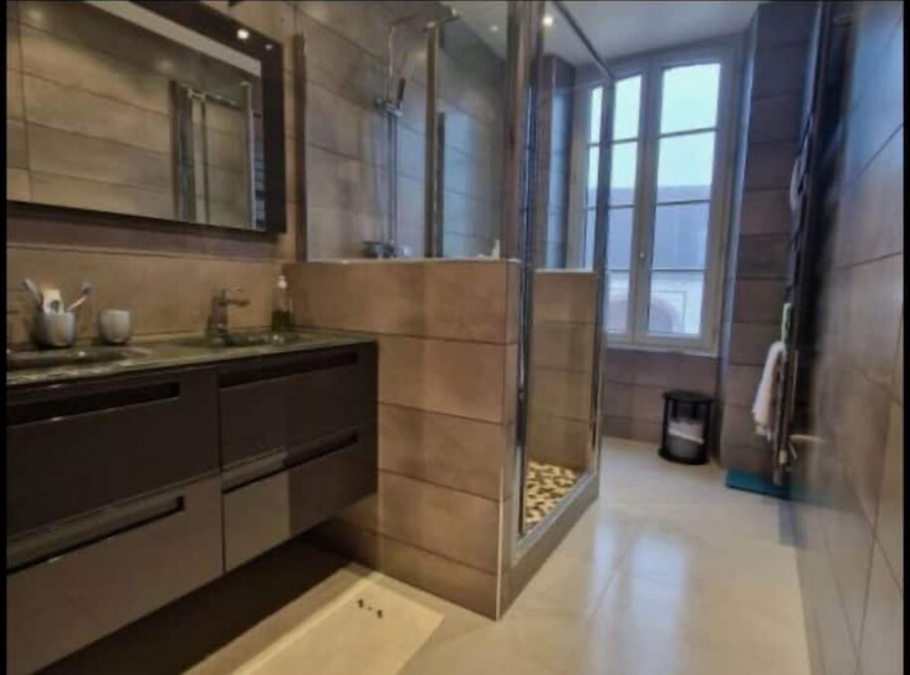 Douche, séchoir à cheveux, serviettes fournies, savon