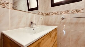 Shower, hair dryer - Click&Guest - Bright Sun House with Sea Views (Agüimes)