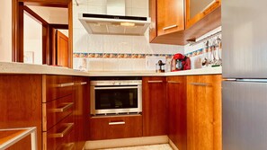 Fridge, oven, coffee/tea maker, electric kettle - Click&Guest - Bright Sun House with Sea Views (Agüimes)