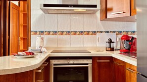 Fridge, oven, coffee/tea maker, electric kettle