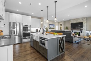 Fridge, microwave, oven, stovetop - The Ponderosa - Walla Walla Wineries Minutes Away! (Walla Walla)