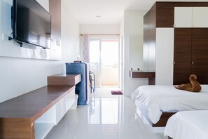 Deluxe Twin Room | Bathroom | Shower, hydromassage showerhead, free toiletries, hair dryer - The Infinity Suite Chiangrai (Chiang Rai)